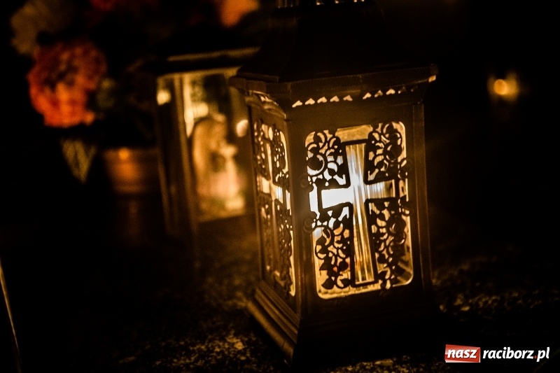 Zdjęcie w galerii na portalu naszraciborz.pl: Wszystkich Świętych. Raciborskie nekropolie po zmierzchu  wiadomości z regionu