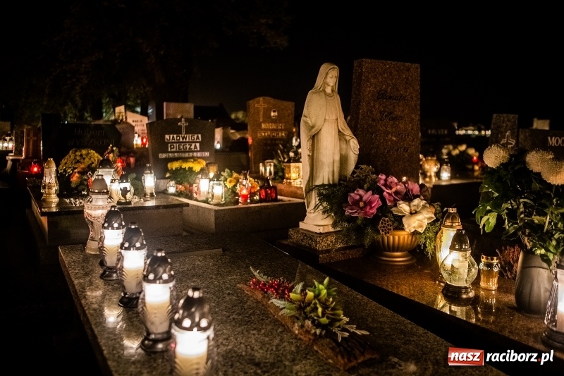 Zdjęcie w galerii na portalu naszraciborz.pl: Wszystkich Świętych. Raciborskie nekropolie po zmierzchu  wiadomości z regionu