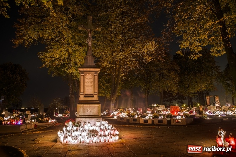 Zdjęcie w galerii na portalu naszraciborz.pl: Wszystkich Świętych. Raciborskie nekropolie po zmierzchu  wiadomości z regionu