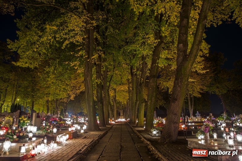 Zdjęcie w galerii na portalu naszraciborz.pl: Wszystkich Świętych. Raciborskie nekropolie po zmierzchu  wiadomości z regionu