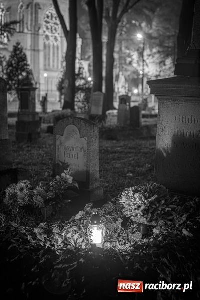 Zdjęcie w galerii na portalu naszraciborz.pl: Wszystkich Świętych. Raciborskie nekropolie po zmierzchu  wiadomości z regionu