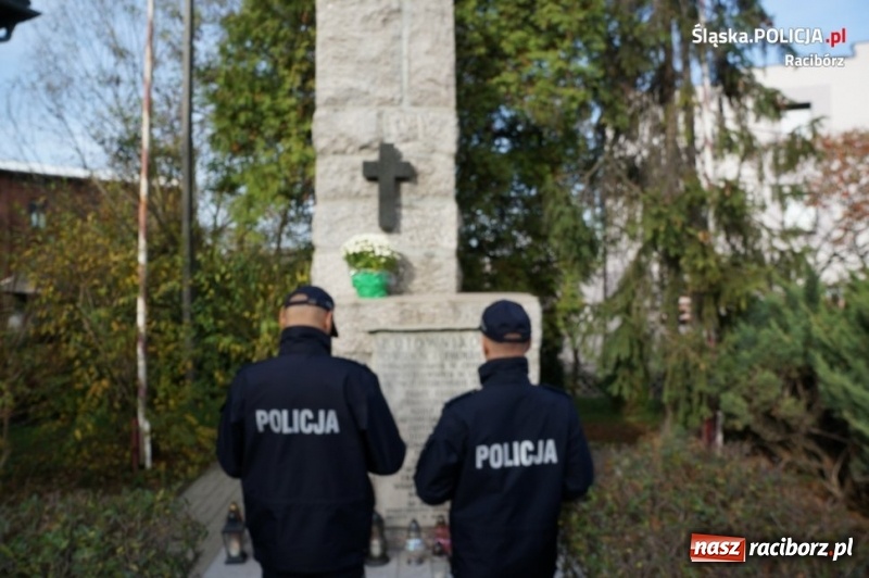 Zdjęcie w galerii na portalu naszraciborz.pl: Raciborscy policjanci oddali hołd pomordowanym w Ostaszkowie  wiadomości z regionu