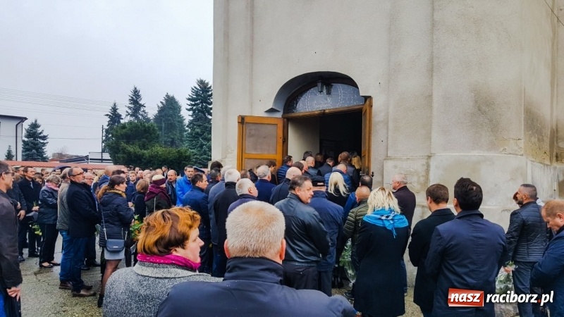 Zdjęcie w galerii na portalu naszraciborz.pl: Kilkaset osób pożegnało dziś w Bieńkowicach śp. Krzysztofa Janocha  wiadomości z regionu