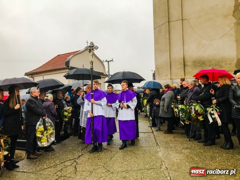 Zdjęcie w galerii na portalu naszraciborz.pl: Kilkaset osób pożegnało dziś w Bieńkowicach śp. Krzysztofa Janocha  wiadomości z regionu