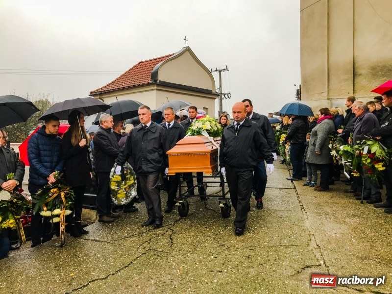 Zdjęcie w galerii na portalu naszraciborz.pl: Kilkaset osób pożegnało dziś w Bieńkowicach śp. Krzysztofa Janocha  wiadomości z regionu
