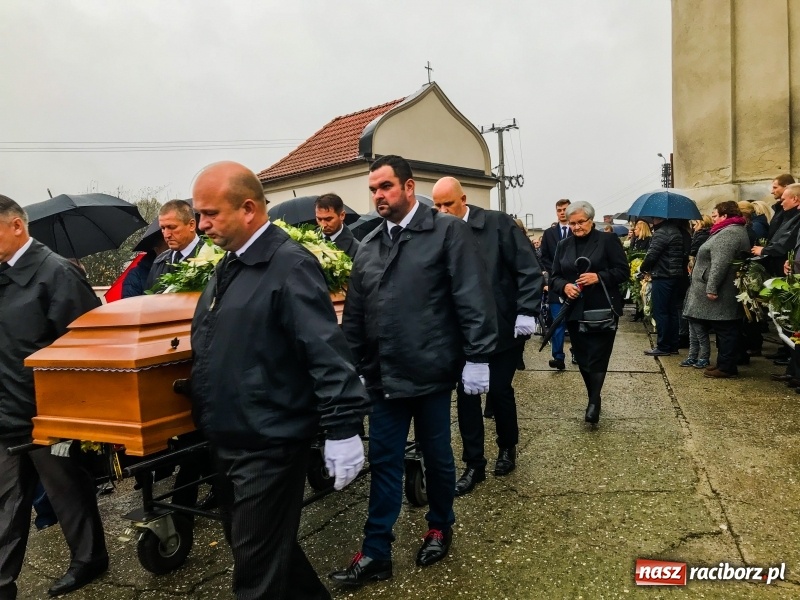 Zdjęcie w galerii na portalu naszraciborz.pl: Kilkaset osób pożegnało dziś w Bieńkowicach śp. Krzysztofa Janocha  wiadomości z regionu