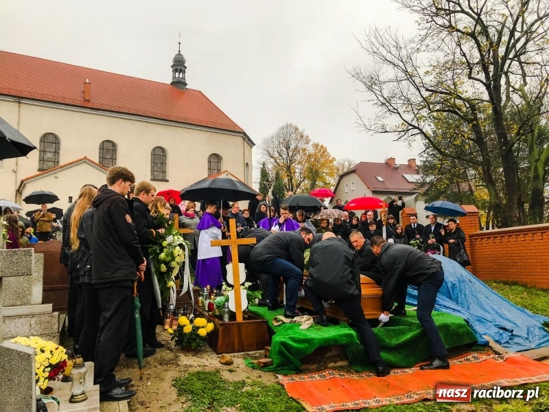 Zdjęcie w galerii na portalu naszraciborz.pl: Kilkaset osób pożegnało dziś w Bieńkowicach śp. Krzysztofa Janocha  wiadomości z regionu