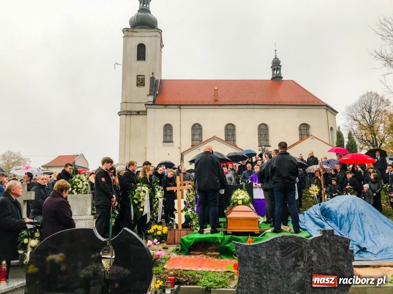Zdjęcie w galerii na portalu naszraciborz.pl: Kilkaset osób pożegnało dziś w Bieńkowicach śp. Krzysztofa Janocha  wiadomości z regionu