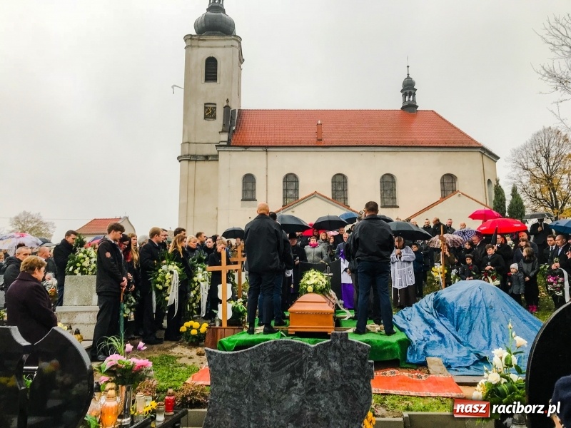 Zdjęcie w galerii na portalu naszraciborz.pl: Kilkaset osób pożegnało dziś w Bieńkowicach śp. Krzysztofa Janocha  wiadomości z regionu