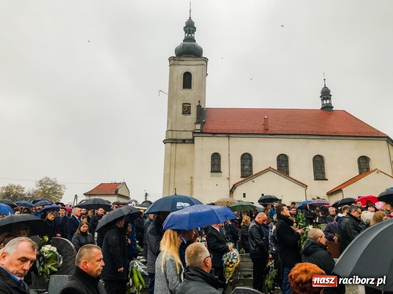 Zdjęcie w galerii na portalu naszraciborz.pl: Kilkaset osób pożegnało dziś w Bieńkowicach śp. Krzysztofa Janocha  wiadomości z regionu