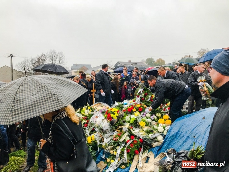 Zdjęcie w galerii na portalu naszraciborz.pl: Kilkaset osób pożegnało dziś w Bieńkowicach śp. Krzysztofa Janocha  wiadomości z regionu