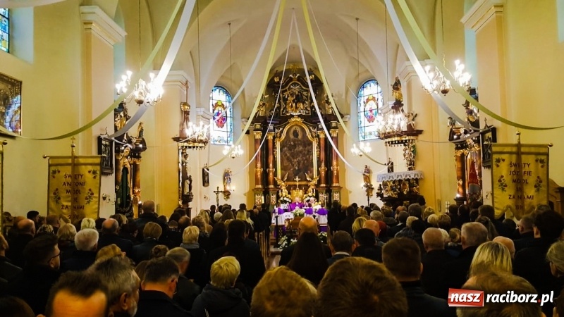 Zdjęcie w galerii na portalu naszraciborz.pl: Kilkaset osób pożegnało dziś w Bieńkowicach śp. Krzysztofa Janocha  wiadomości z regionu