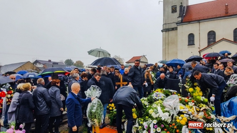Zdjęcie w galerii na portalu naszraciborz.pl: Kilkaset osób pożegnało dziś w Bieńkowicach śp. Krzysztofa Janocha  wiadomości z regionu