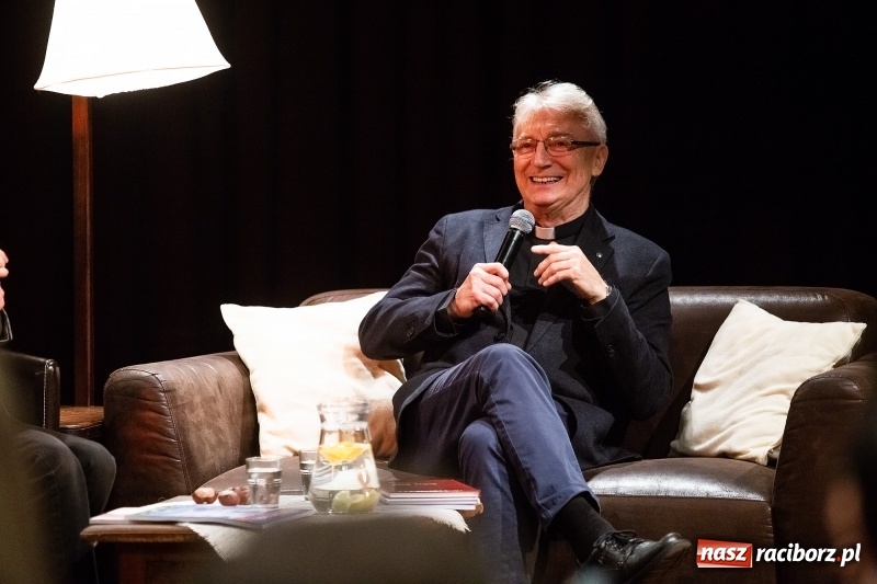 Zdjęcie w galerii na portalu naszraciborz.pl: Promocja kolejnego numeru Almanachu Prowincjonalnego wiadomości z regionu