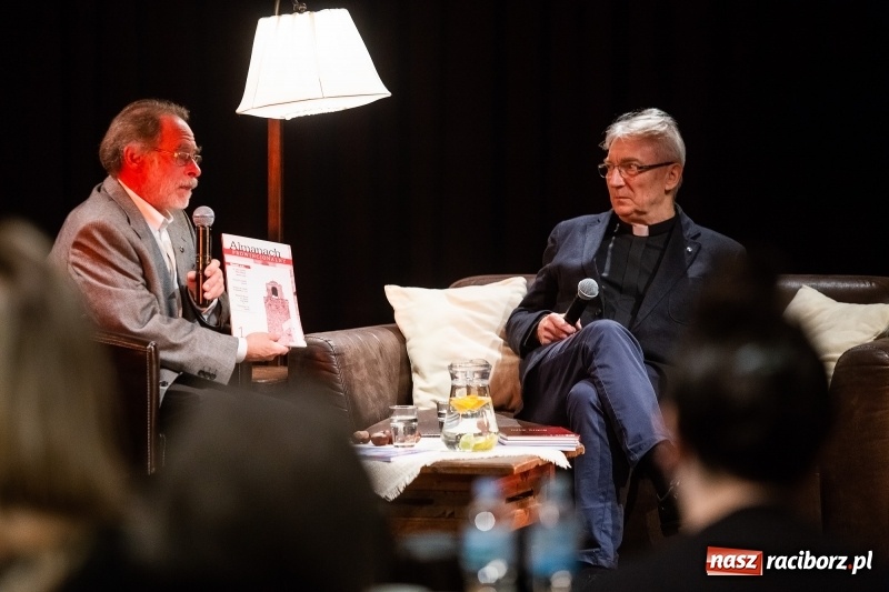 Zdjęcie w galerii na portalu naszraciborz.pl: Promocja kolejnego numeru Almanachu Prowincjonalnego wiadomości z regionu