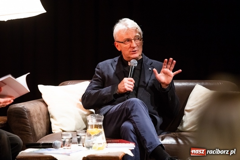 Zdjęcie w galerii na portalu naszraciborz.pl: Promocja kolejnego numeru Almanachu Prowincjonalnego wiadomości z regionu