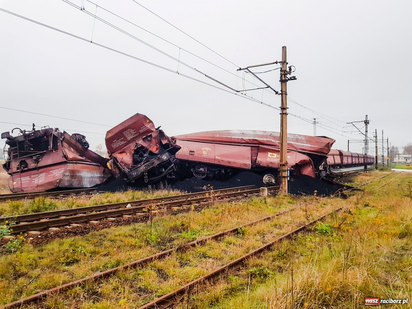 Zdjęcie w galerii na portalu naszraciborz.pl: Uwaga! W Markowicach wykoleił się skład towarowy. Linia na Kędzierzyn-Koźle zablokowana  wiadomości z regionu
