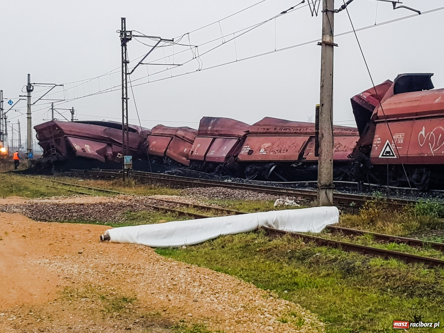 Zdjęcie w galerii na portalu naszraciborz.pl: Uwaga! W Markowicach wykoleił się skład towarowy. Linia na Kędzierzyn-Koźle zablokowana  wiadomości z regionu