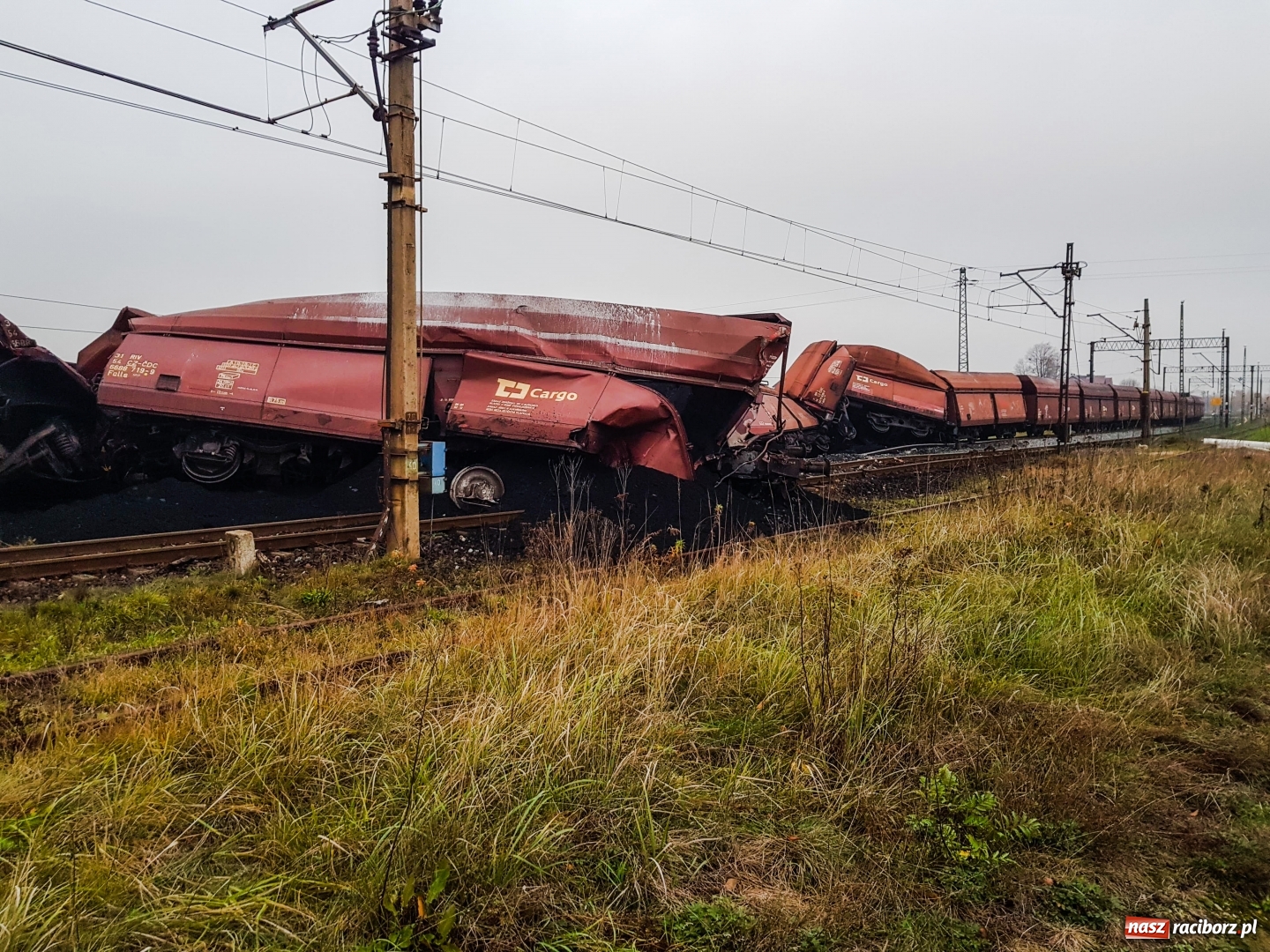 Zdjęcie w galerii na portalu naszraciborz.pl: Uwaga! W Markowicach wykoleił się skład towarowy. Linia na Kędzierzyn-Koźle zablokowana  wiadomości z regionu