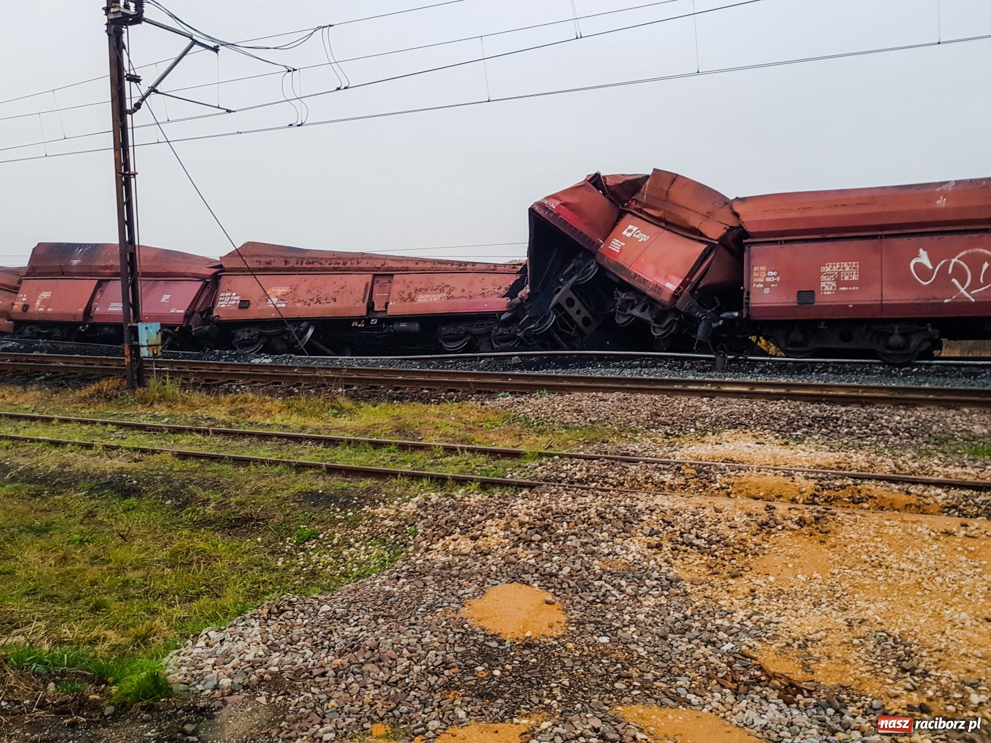 Zdjęcie w galerii na portalu naszraciborz.pl: Uwaga! W Markowicach wykoleił się skład towarowy. Linia na Kędzierzyn-Koźle zablokowana  wiadomości z regionu