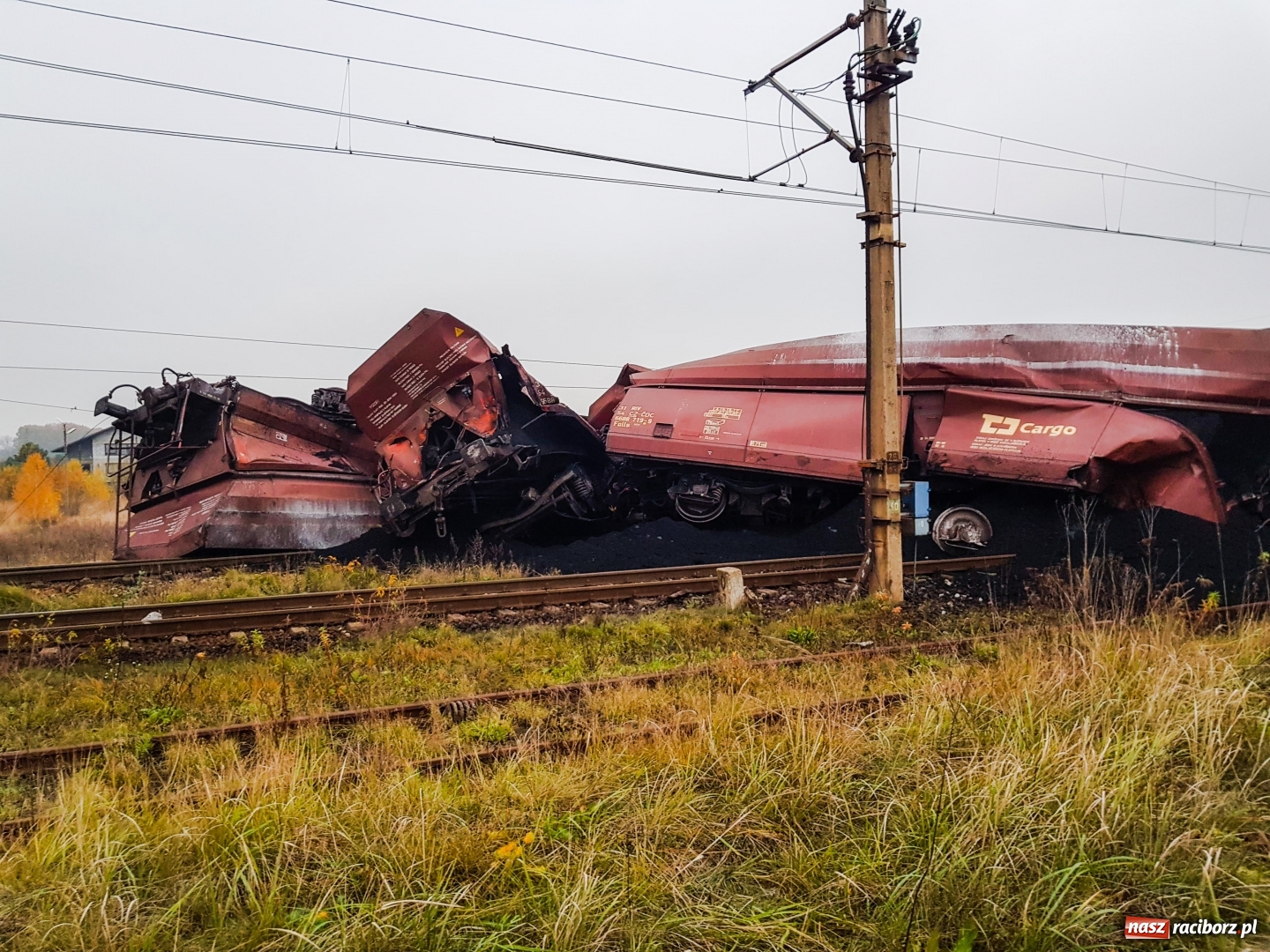 Zdjęcie w galerii na portalu naszraciborz.pl: Uwaga! W Markowicach wykoleił się skład towarowy. Linia na Kędzierzyn-Koźle zablokowana  wiadomości z regionu