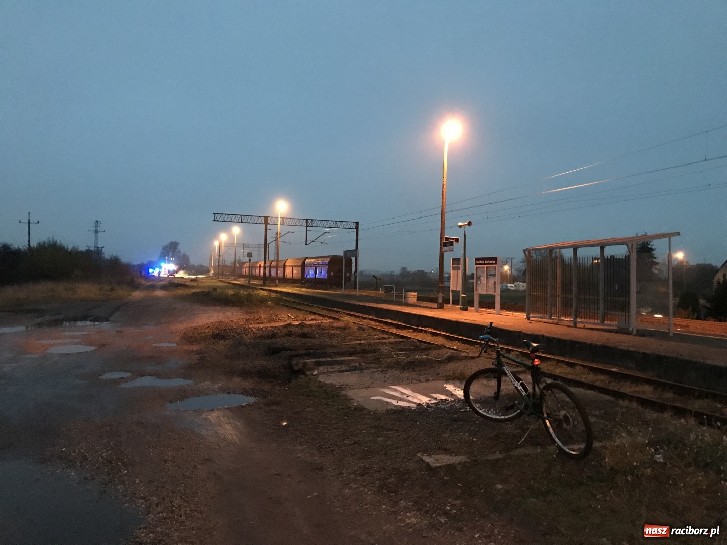 Zdjęcie w galerii na portalu naszraciborz.pl: Uwaga! W Markowicach wykoleił się skład towarowy. Linia na Kędzierzyn-Koźle zablokowana  wiadomości z regionu