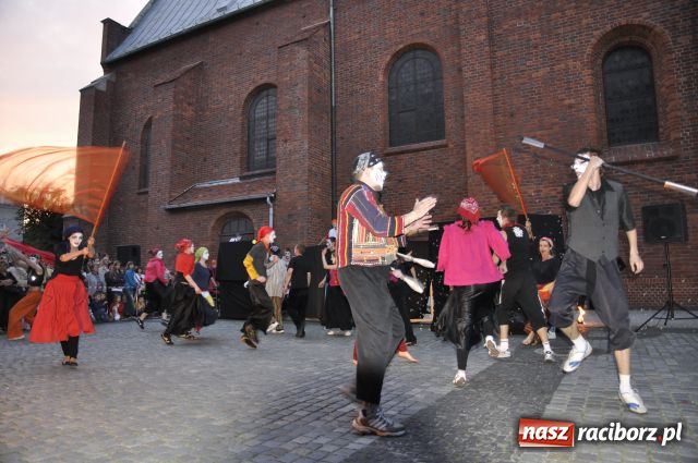 Zdjęcie w galerii na portalu naszraciborz.pl: W rytmie ognia na placu Dominikańskim wiadomości z regionu