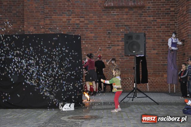 Zdjęcie w galerii na portalu naszraciborz.pl: W rytmie ognia na placu Dominikańskim wiadomości z regionu