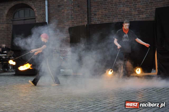 Zdjęcie w galerii na portalu naszraciborz.pl: W rytmie ognia na placu Dominikańskim wiadomości z regionu