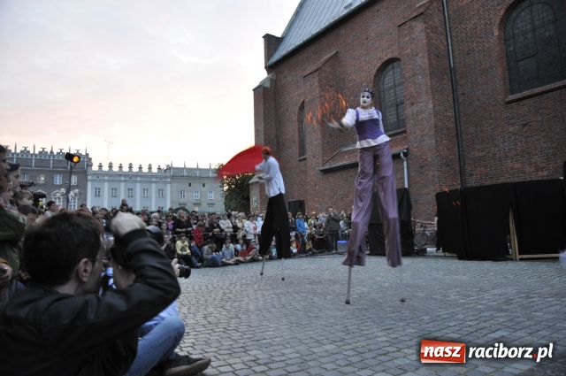 Zdjęcie w galerii na portalu naszraciborz.pl: W rytmie ognia na placu Dominikańskim wiadomości z regionu