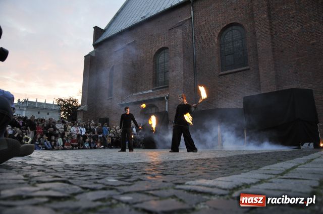 Zdjęcie w galerii na portalu naszraciborz.pl: W rytmie ognia na placu Dominikańskim wiadomości z regionu
