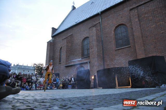 Zdjęcie w galerii na portalu naszraciborz.pl: W rytmie ognia na placu Dominikańskim wiadomości z regionu