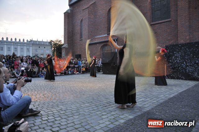 Zdjęcie w galerii na portalu naszraciborz.pl: W rytmie ognia na placu Dominikańskim wiadomości z regionu