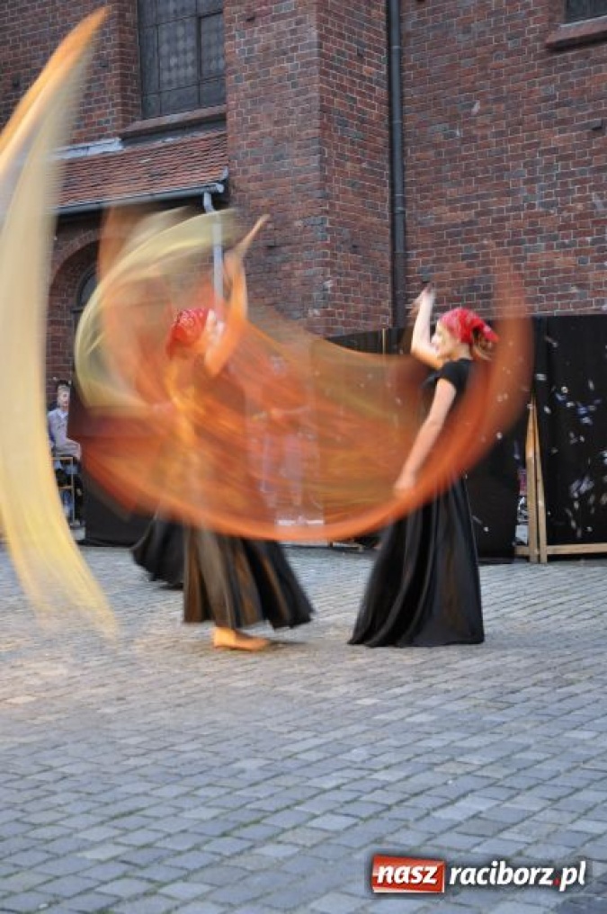 Zdjęcie w galerii na portalu naszraciborz.pl: W rytmie ognia na placu Dominikańskim wiadomości z regionu