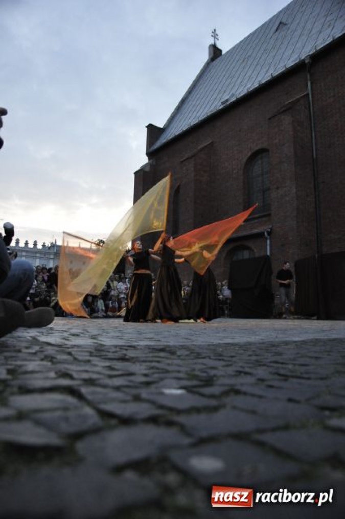 Zdjęcie w galerii na portalu naszraciborz.pl: W rytmie ognia na placu Dominikańskim wiadomości z regionu