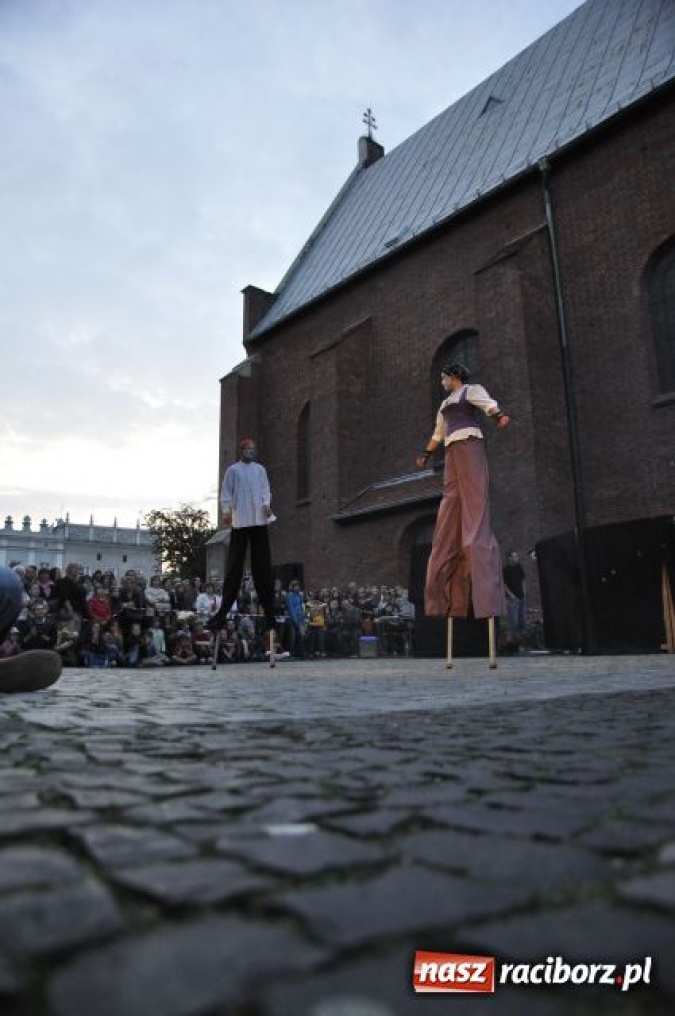 Zdjęcie w galerii na portalu naszraciborz.pl: W rytmie ognia na placu Dominikańskim wiadomości z regionu