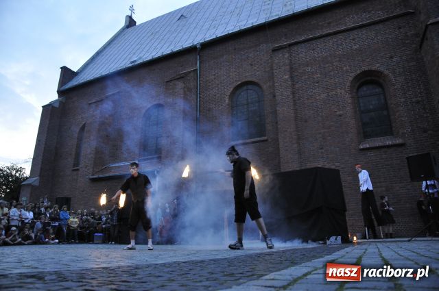 Zdjęcie w galerii na portalu naszraciborz.pl: W rytmie ognia na placu Dominikańskim wiadomości z regionu