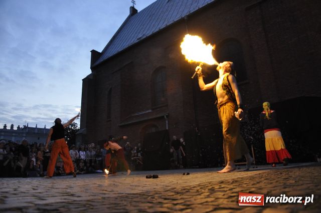 Zdjęcie w galerii na portalu naszraciborz.pl: W rytmie ognia na placu Dominikańskim wiadomości z regionu