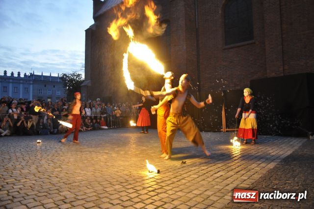 Zdjęcie w galerii na portalu naszraciborz.pl: W rytmie ognia na placu Dominikańskim wiadomości z regionu