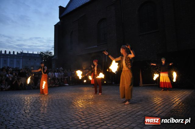 Zdjęcie w galerii na portalu naszraciborz.pl: W rytmie ognia na placu Dominikańskim wiadomości z regionu