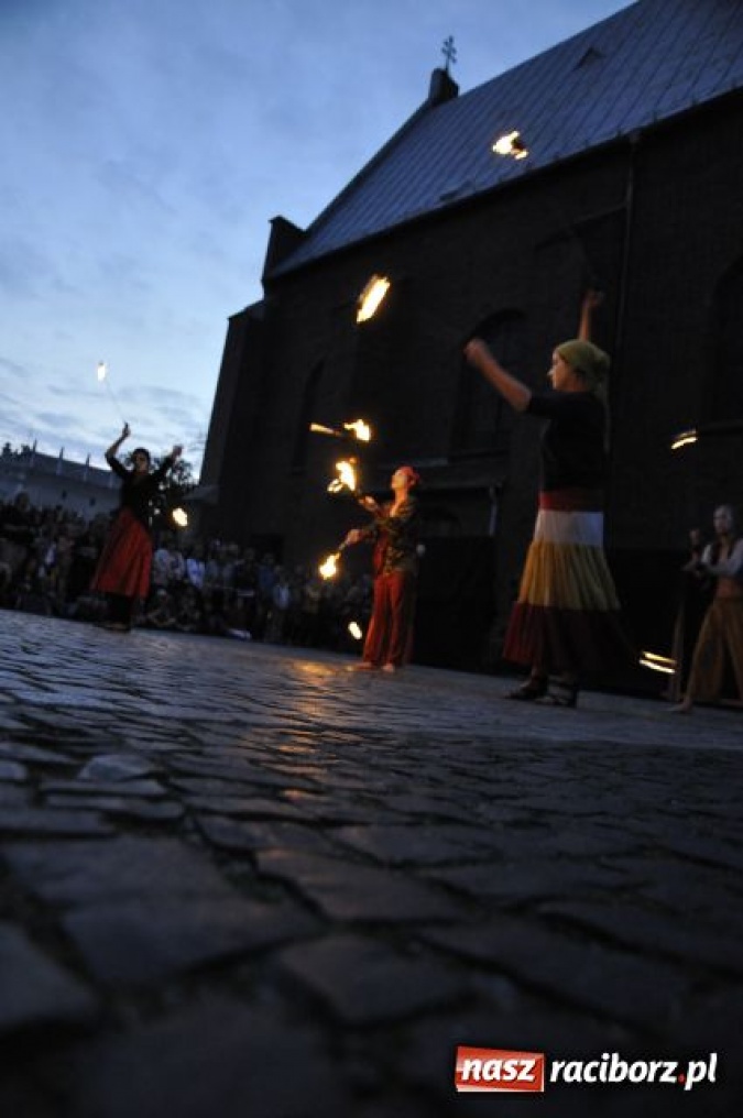 Zdjęcie w galerii na portalu naszraciborz.pl: W rytmie ognia na placu Dominikańskim wiadomości z regionu