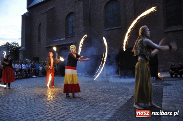 Zdjęcie w galerii na portalu naszraciborz.pl: W rytmie ognia na placu Dominikańskim wiadomości z regionu