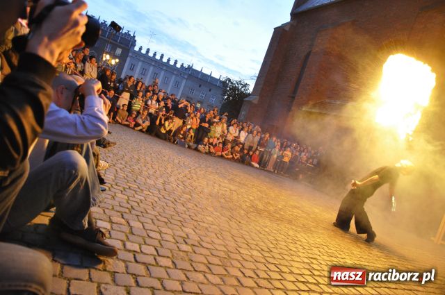 Zdjęcie w galerii na portalu naszraciborz.pl: W rytmie ognia na placu Dominikańskim wiadomości z regionu
