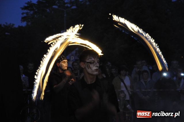 Zdjęcie w galerii na portalu naszraciborz.pl: W rytmie ognia na placu Dominikańskim wiadomości z regionu