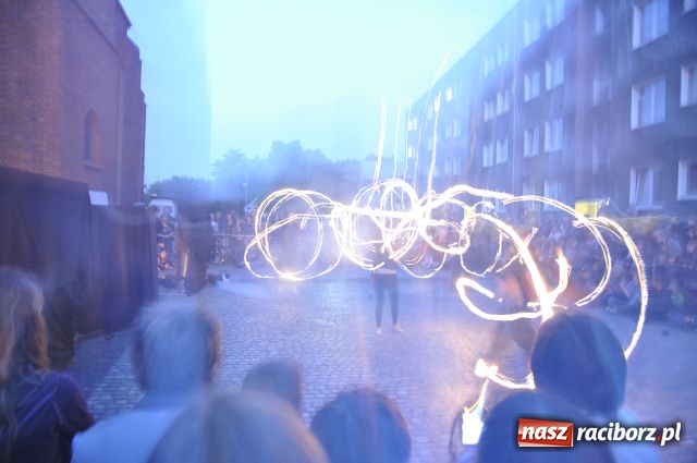 Zdjęcie w galerii na portalu naszraciborz.pl: W rytmie ognia na placu Dominikańskim wiadomości z regionu