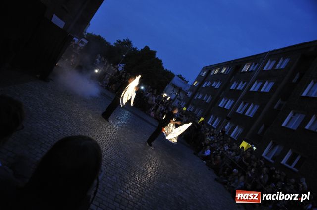 Zdjęcie w galerii na portalu naszraciborz.pl: W rytmie ognia na placu Dominikańskim wiadomości z regionu