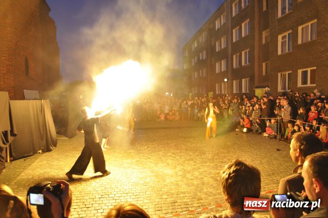 Zdjęcie w galerii na portalu naszraciborz.pl: W rytmie ognia na placu Dominikańskim wiadomości z regionu