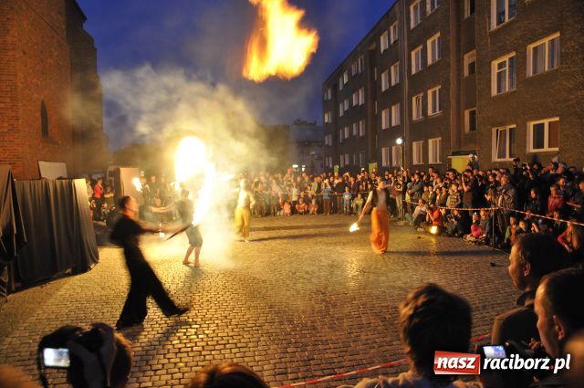 Zdjęcie w galerii na portalu naszraciborz.pl: W rytmie ognia na placu Dominikańskim wiadomości z regionu