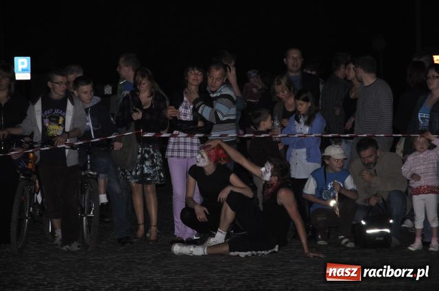 Zdjęcie w galerii na portalu naszraciborz.pl: W rytmie ognia na placu Dominikańskim wiadomości z regionu