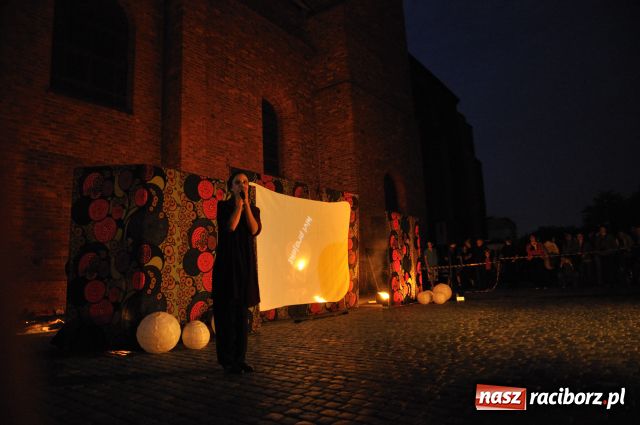 Zdjęcie w galerii na portalu naszraciborz.pl: W rytmie ognia na placu Dominikańskim wiadomości z regionu